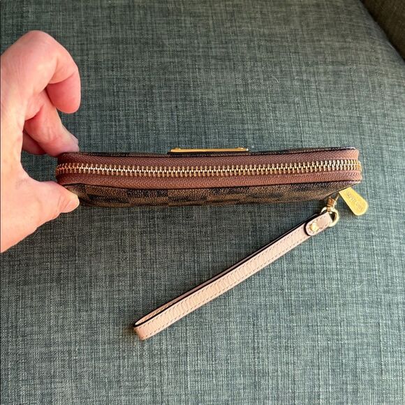 Michael Kors MK Signature Zip Around Wristlet Wallet Brown Patterned Wristlet! - Picture 7 of 11